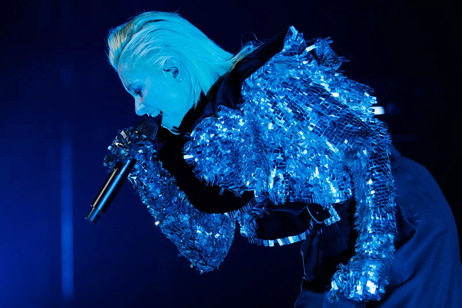 Photo of Alison Goldfrapp singing into a microphone