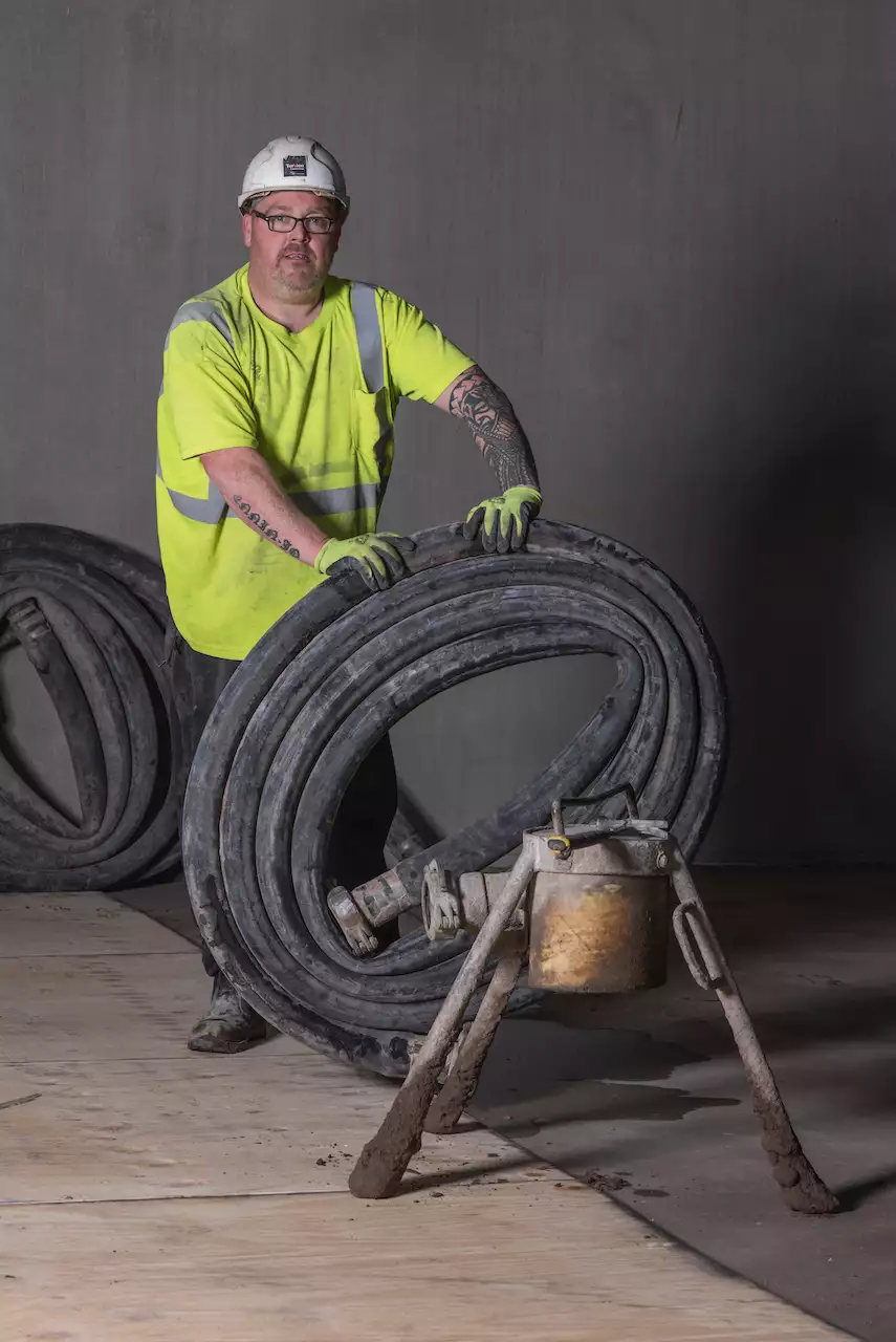 Photograph of a worker by Ming de Nasty