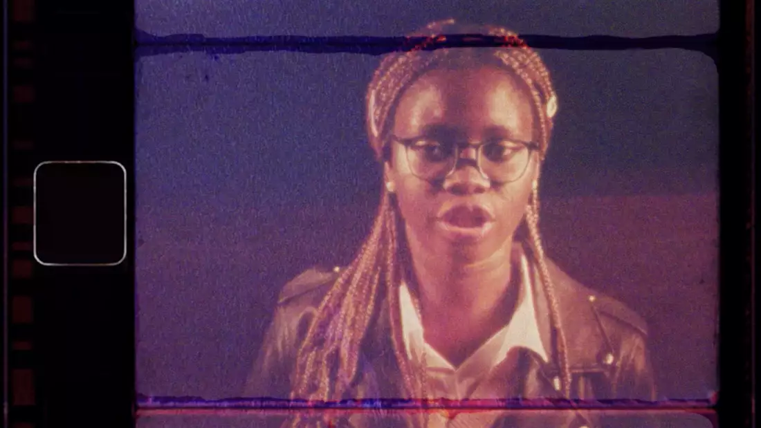 A figure that shows a teenager with braids and glasses speaking