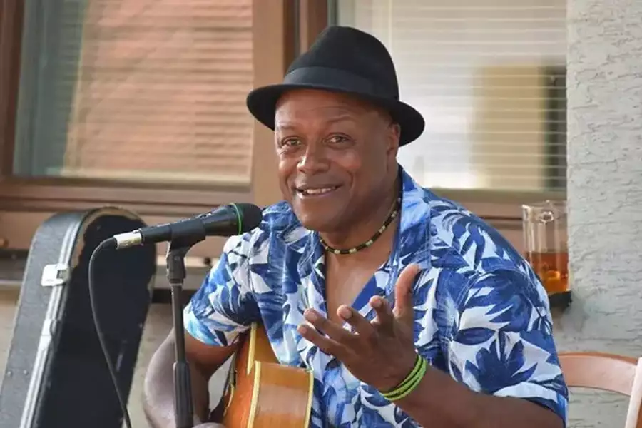 Photo of Mento-B playing guitar