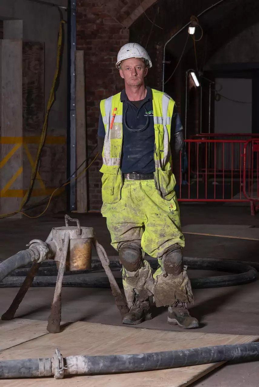 Photograph of a worker by Ming de Nasty