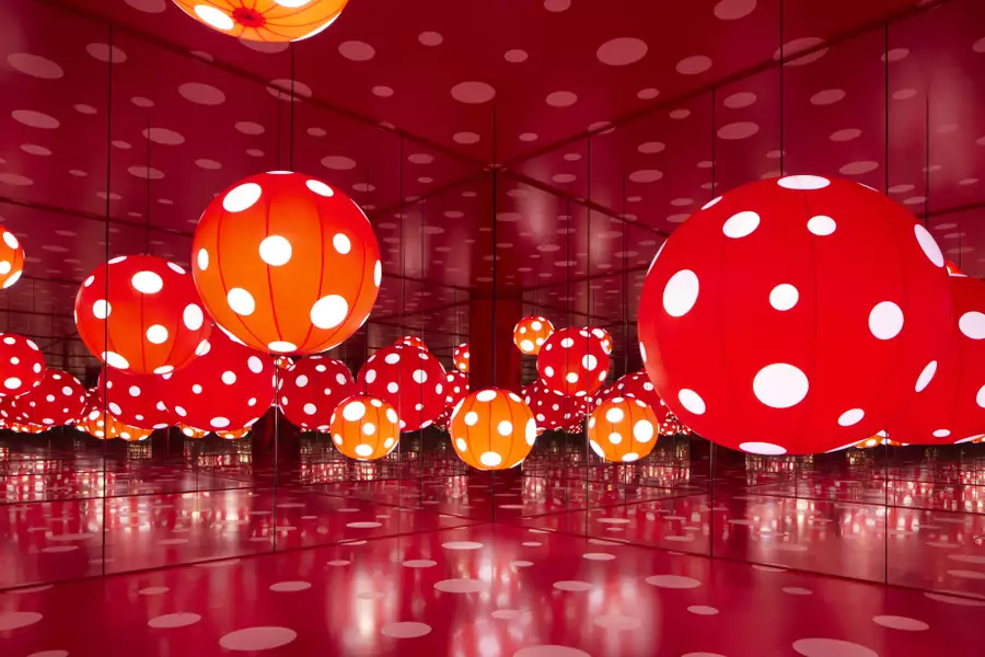 Red and white polka dot spheres in a mirrored room
