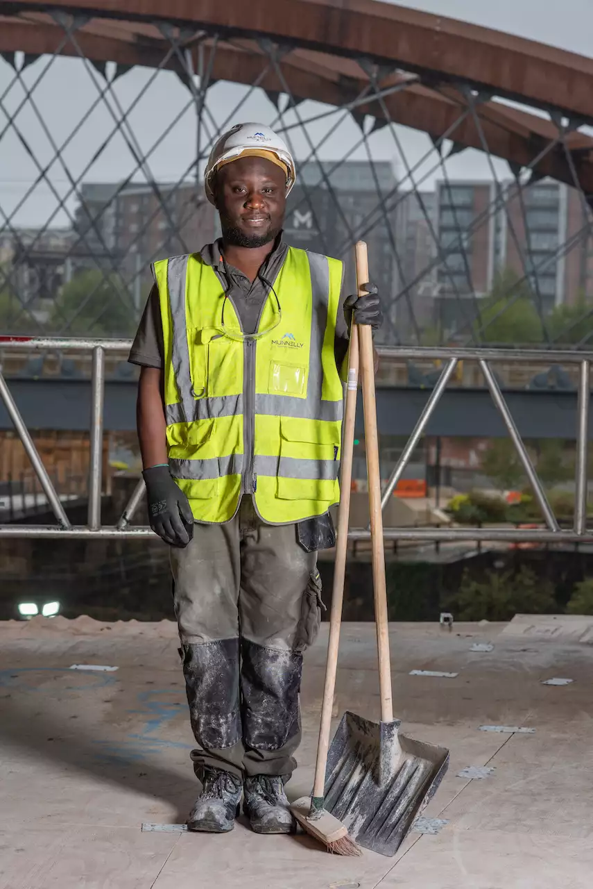 Photograph of a worker by Ming de Nasty